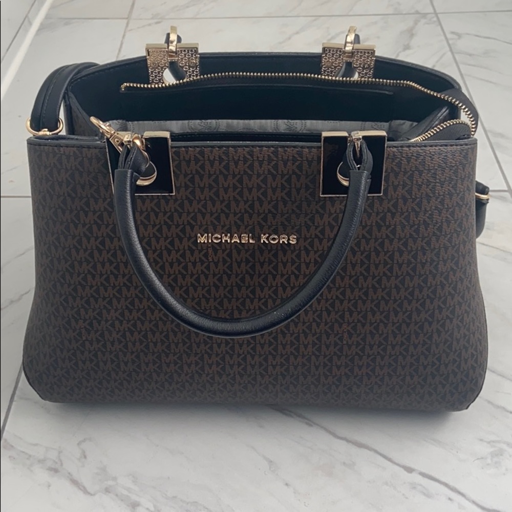 Michael kors purse/side bag